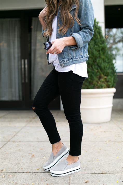 denim and sneakers outfits.